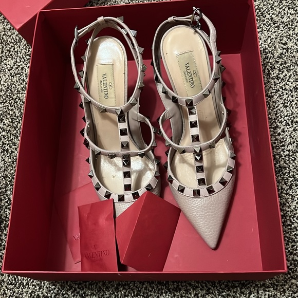 Valentino Nude Heels - Picture 2 of 3